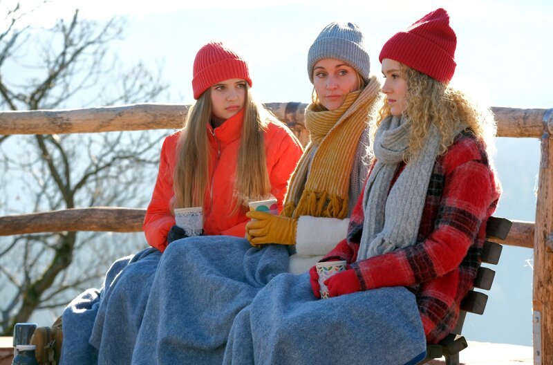 Tanja spricht sich mit ihren Töchtern aus. – Bild: ARD/​Jacqueline Krause-Burberg