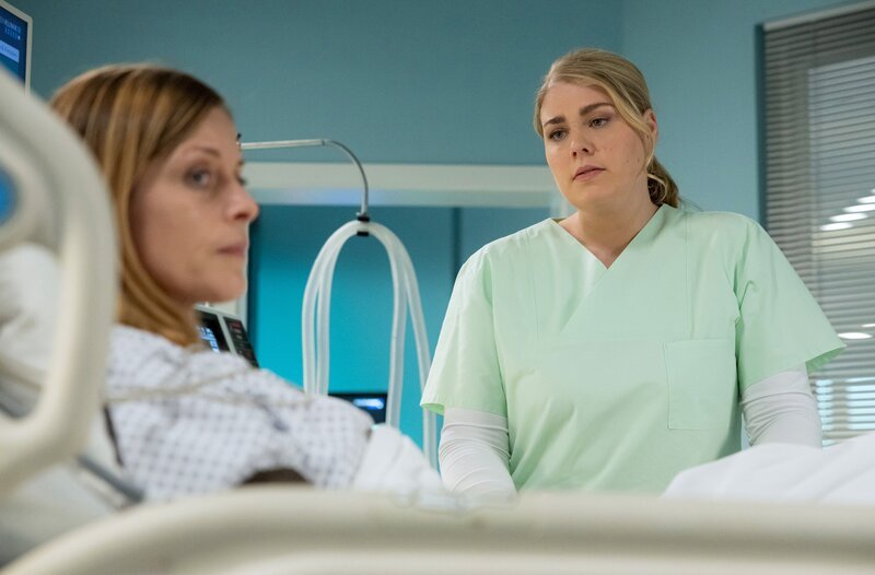 Paula Gebhard (Alma Leiberg, l.) erzählt Miriam Schneider (Christina Petersen, r.), wie schwer es war, ihr Geheimnis so lange zu bewahren. – Bild: MDR/​Saxonia Media/​Rudolf Wernicke