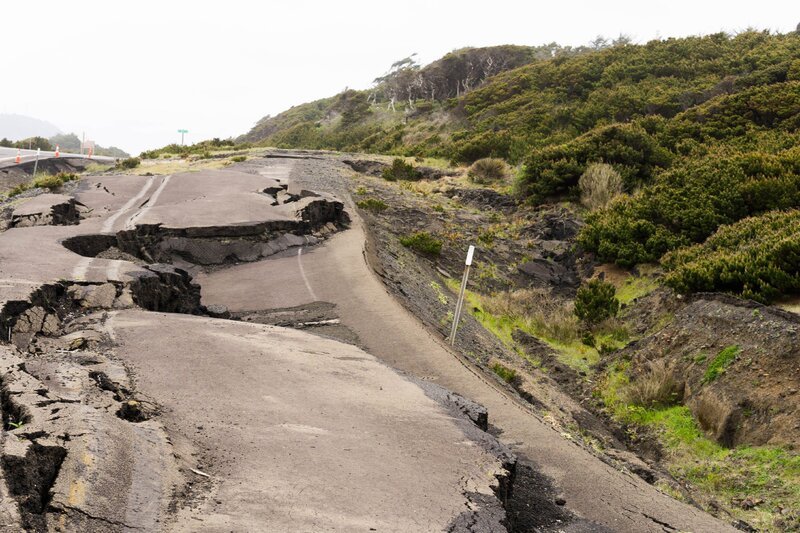 Zerstörte Straße durch ein Erdbeben. – Bild: RTL /​ Haje Jan Kamps /​ EyeEm /​ Getty Images /​ EyeEm /​ Getty Images/​EyeEm /​ Erdbeben