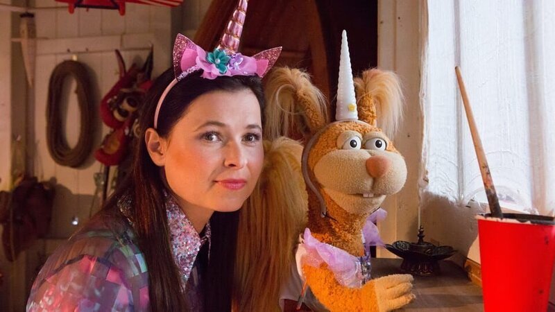 Als Popstar kennt Mona (Anna Fischer) das Lampenfieber, das Ella (Anna Menzel) vor dem Auftritt hat, und kann sie trösten. – Bild: ZDF/​Zia Ziarno