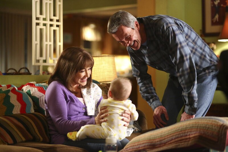 Frankie (Patricia Heaton,  l.); Mike (Neil Flynn, r.) – Bild: Warner Bros.