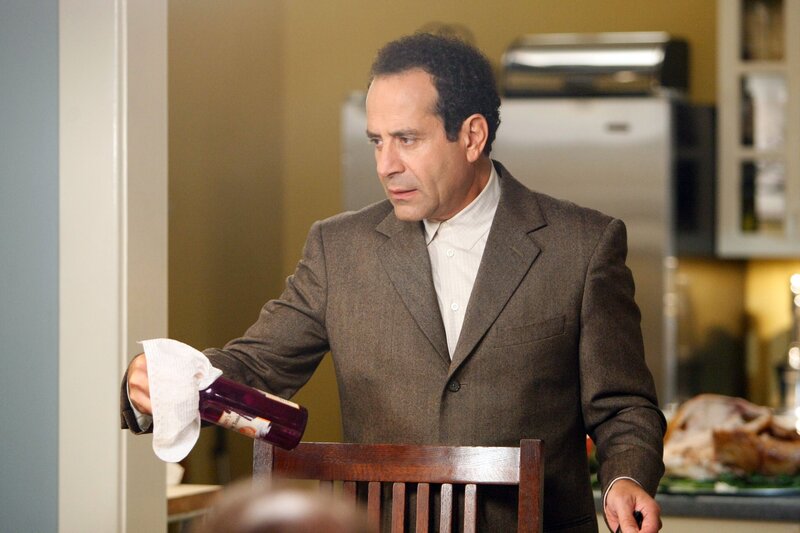 Drei obdachlose Männer bitten Monk (Tony Shalhoub), den Fall ihres toten Freunds zu lösen, der in der Nähe eines angeblichen Wunderbrunnens ermordet wurde. Das Treffen mit den Landstreichern verlangt dem empfindlichen Ermittler einiges ab … – Bild: ORF/​Universal/​Peter Stone