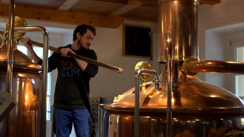 Brauer am Sudkessel – Kulmbacher Kommunbräu. – Bild: B.O.A. Videofilmkunst GmbH/​BR/​André Knauer