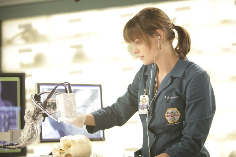 Erstaunlicherweise geht der Fall der toten Herzchirurgin der sonst so kühl agierenden Brennan (Emily Deschanel) ans Herz und sie stellt ihr ganzes Leben in Frage, als sie Parallelen zwischen sich und der Toten entdeckt. – Bild: ATV2