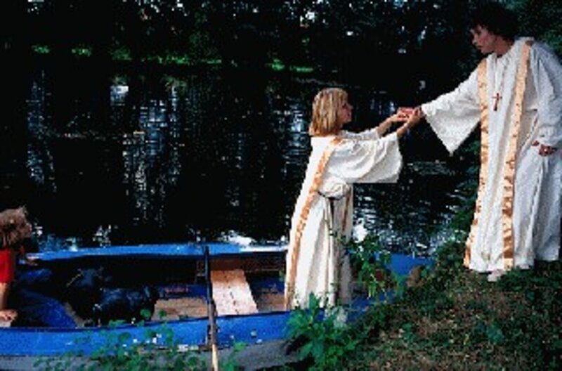 Sabrina Lorenz (Katerina Jacob, r.) hat sich unter die Gläubigen der katholischen Einrichtung ‚Lichtwerk‘ gemischt und ist dort auf die völlig verzweifelte Iris (Bojana Golenac, M.) gestoßen. Deren Tochter Mia (Lilian Schiffer, l.) wird aufgrund der mütterlichen Drogenprobleme bei ‚Lichtwerk‘ großgezogen … – Bild: Sat.1