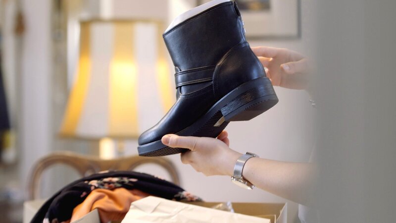 Öffnen einer Schuh-Bestellung zu Hause – Bild: ntv / Weltenangler GmbH / ntv / Weltenangler GmbH / Öffnen einer Schuh-Bestellung zu Hause – Bild: ntv / Weltenangler GmbH / ntv / Weltenangler GmbH /