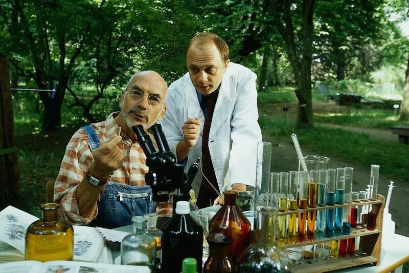 Im Botanischen Garten trifft Peter (Peter Lustig) Professor Arbor (Rüdiger Wandel). Der ist gerade damit beschäftigt einige Bäume genauer zu untersuchen. Was er wohl alles herausfindet? – Bild: ZDF und Christiane Pausch