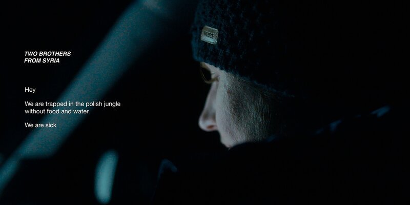 Im Auto ist Aktivistin Kornelia per Handy mit den Menschen im Wald in Kontakt. – Bild: MDR/​Jonathan Brunner