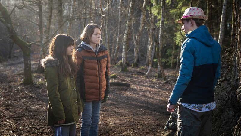 Tala (Flora Augusta), Luca (Sander Løkke Borg) und Anker (Julius Melchiorsen) bleiben beim Mutterbaum. – Bild: BR/​TV 2 Denmark, Cosmo Film/​Balthazar Hertel