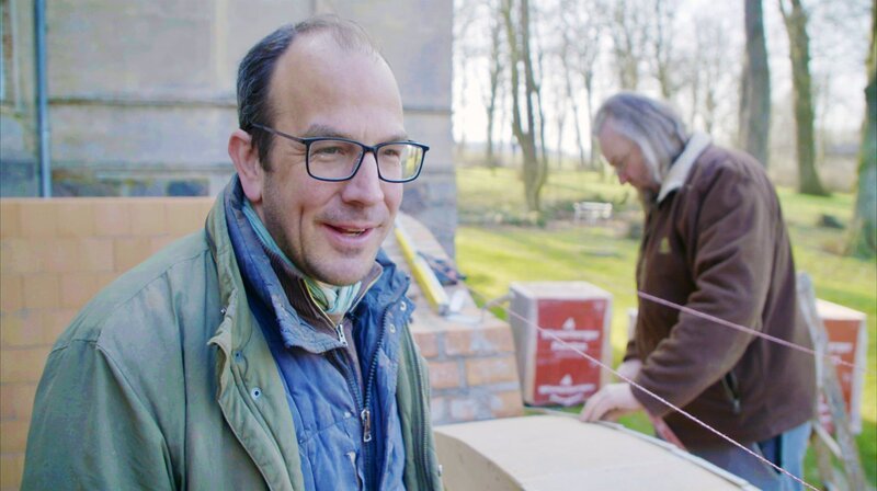 Philipp Kaszay und Heiko Bischoff mauern echte Bögen – so wie früher. Endlich soll das Gutshaus Kobrow wieder einen herrschaftlichen Balkon bekommen. – Bild: NDR