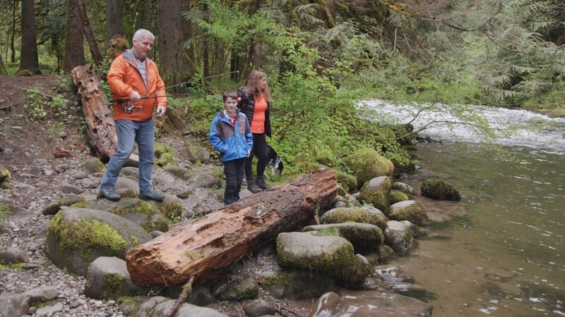 Linda und Gareth sind kürzlich mit ihrem Sohn von Großbritannien in die USA gezogen und träumen von einem eigenen Blockhaus am Fuße des Mount Hood, dem höchsten Berg von Oregon. Die drei lieben die Natur, gehen gern Skifahren, wandern und angeln. Momentan leben sie noch in Portland, wollen ihre Wohnung in der Großstadt aber möglichst schnell gegen ein Haus mitten im Wald eintauschen. Um das perfekte Objekt zu finden, haben sie Makler Noah engagiert. – Bild: HGTV