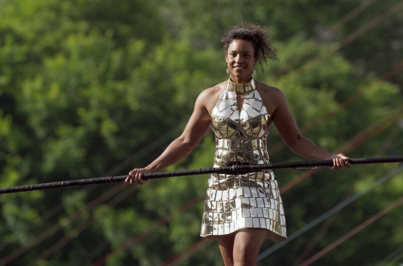 Der Film begleitet die Seiltänzerin Tatiana Mosio-Bongonga beim Training in den Tagen vor ihrem großen Auftritt am Stade de France vor den Toren von Paris. – Bild: MedienKontor/​Guillaume Martin