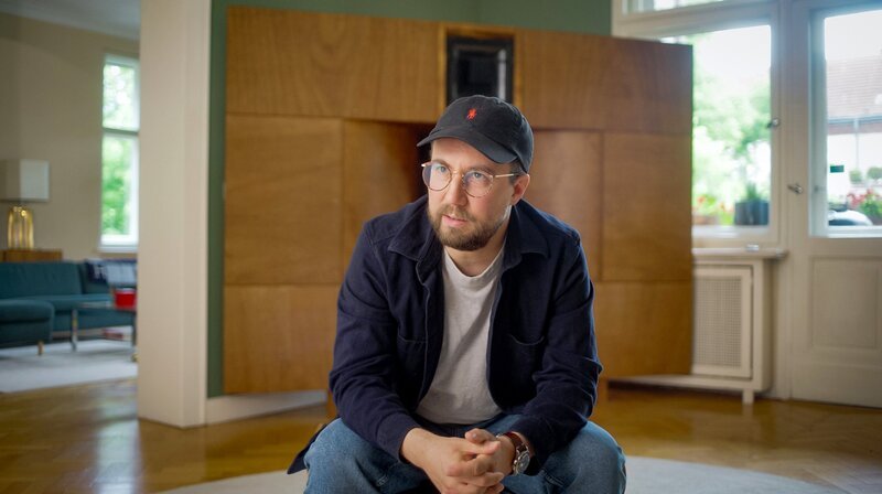 PrinzPi besucht die Fahrgemeinschaft Ali Bumaye und Kitty Kat in Berlin und berichtet von seiner Entwicklung von Prinz Porno zum kritischen und tiefgründigen Rapper. – Bild: NDR/​Ben Böhm