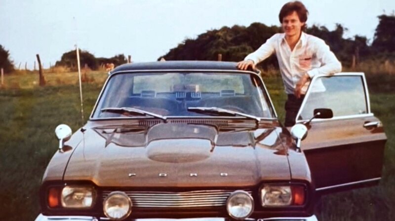 Walter Winkler mit seinem ersten eigenen Ford Capri. – Bild: WDR/​privat