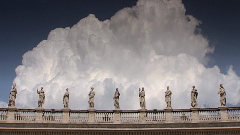 Statuen von Heiligen am Petersplatz in Rom. – Bild: ZDF/​Jörg Adams