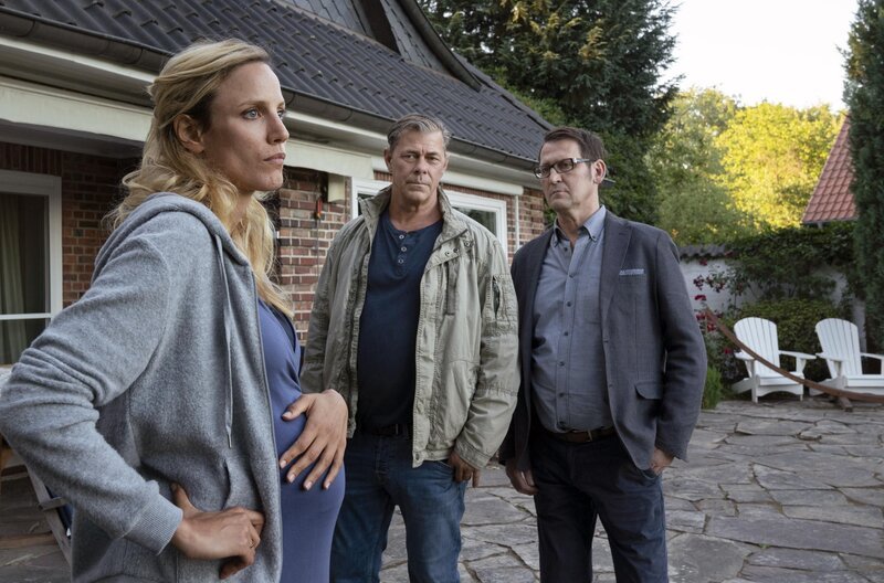 Alexander Hoffmann, ein Ex-Trinker, wurde in seinem Haus am Wasser niedergestochen und tödlich verletzt. Die Lübecker Ermittler Finn (Sven Martinek, M.), Lars (Ingo Naujoks, r.) befragen Sabine Ahlgrimm (Isabel Thierauch, l.). In welcher Verbindung stand sie zu dem Toten. – Bild: 2019⁠–⁠2020 Degeto Film GmbH | OneGate Media GmbH Lizenzbild frei