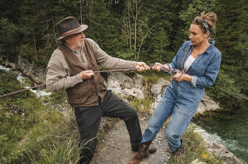 Sophie (Aglaia Szyszkowitz) und Barthl (Friedrich von Thun) brechen einen Kleinkrieg vom Zaun. – Bild: ARD Degeto/​Hendrik Heiden