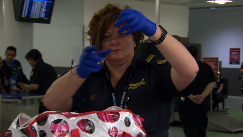 Die seltsame Reiseausrüstung eines Amerikaners umfasst: leere Flaschen, Strohhalm und einen Topf. – Bild: Seven Productions 2018