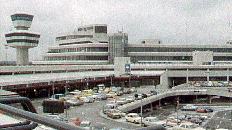 Das Jahr 1974 – Bundeskanzler Willy Brandt tritt wegen eines Spions aus Ost-Berlin zurück, im West-Teil der Stadt geht der neue Flughafen Berlin-Tegel an den Start und der Hit „Über den Wolken“ schafft den Sprung über die Mauer. Eine Berlin-Chronik der Superlative: 40 Folgen, von 1961, dem Jahr des Mauerbaus, bis zum neuen Jahrtausend 1999, zehn Jahre nach dem Mauerfall. – Der Flughafen Tegel wird eröffnet – Bild: rbb
