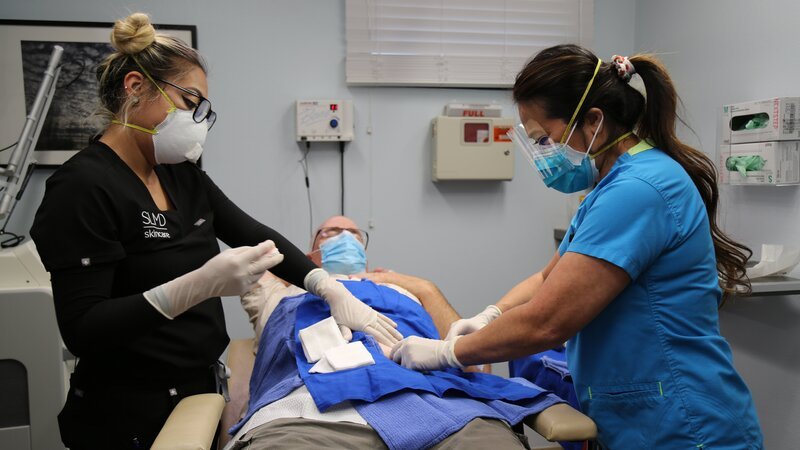 Dr. Lee and assistant operate on Ed. – Bild: Discovery Communications, LLC