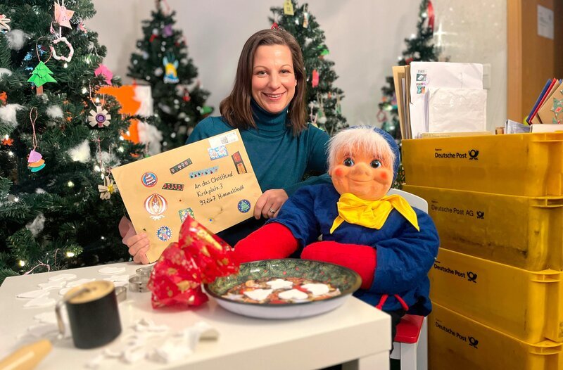 Im unterfränkischen Himmelstadt ist das Weihnachtspostamt, das rund 80.000 Briefe pro Jahr bekommt, die ans Christkind adressiert sind. STATIONEN hat es besucht. Moderatorin Irene Esmann mit einem Brief ans Christkind. Weiteres Bildmaterial finden Sie unter www.br-foto.de. – Bild: BR/​Anna Kemmer