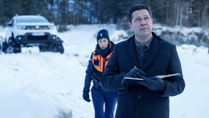 Nach dem Fund des demolierten Fluchtwagens einer schweizerischen Diebesbande müssen Constance (Clémentine Poidatz, l.) und Andréas (Laurent Gerra, r.) die Verbrecher und die Diebe der gestohlenen Diamanten in den Alpen ausfindig machen. – Bild: ZDF und Jean-philippe BALTEL