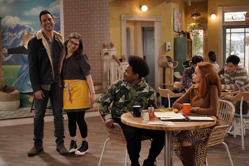 (v.l.n.r.) Max (Cheyenne Jackson); Kat (Mayim Bialik); Carter (Julian Gant); Sheila (Swoosie Kurtz) – Bild: 2022 Warner Bros. Entertainment Inc. & Fox Media LLC All Rights Reserved. Lizenzbild frei