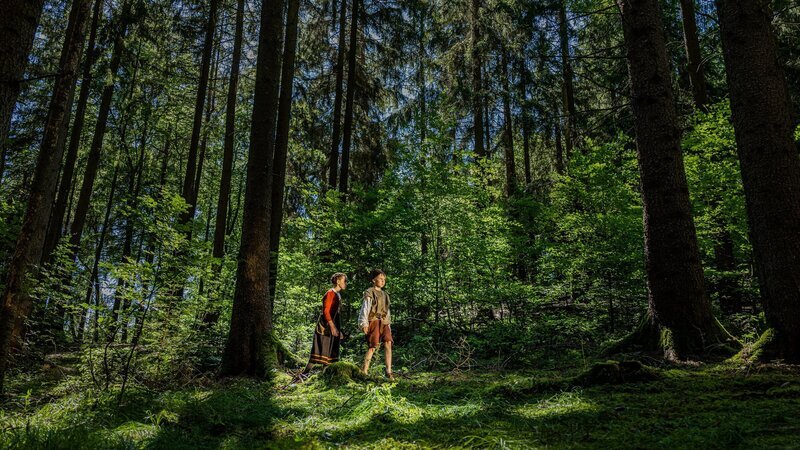 „Hänsel und Gretel“ ist das bekannteste und schockierendste aller Grimm-Märchen. Zwei kleine Kinder irren im Wald umher. Ihre Eltern haben sie einfach ausgesetzt. – Bild: ZDF