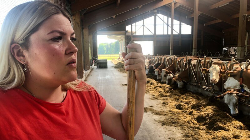Nina Bartl hat Stress im Stall wegen dem Trachtenumzug – Bild: NDR/​BR/​Tanja v. Ungern-Sternberg