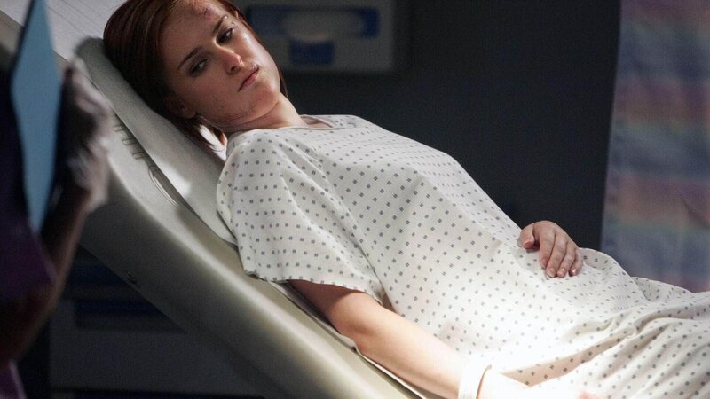 Mackendra Taylor (Rumer Willis) wurde von einem unbekannten Mann auf dem Weg zu ihrem Auto angegriffen. Sie berichtet, dass der Angreifer sie nach ihren Autoschlüsseln gefragt habe – ein scheinbar unbedeutendes Detail. – Bild: TVNOW /​ CBS