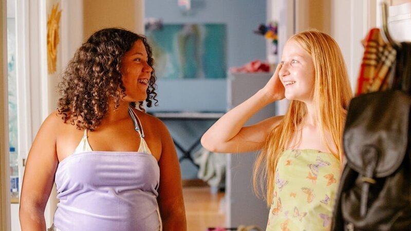 Samira (Soumayah Özel, links) testet mit Paula (Yuna Florentine Mayer, rechts) einen feminineren Style, inspiriert von Selmas Outfits. – Bild: ZDF/​ Justus Lemm