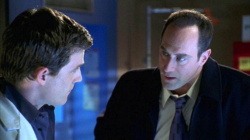 Ryan O’Halloran (Mike Doyle, l.) und Detective Elliot Stabler (Christopher Meloni) untersuchen wichtige Spuren zu einer möglichen Vergewaltigung. Doch kann die ‚Special Victims Unit‘ den Fall aufklären? – Bild: RTL /​ NBC