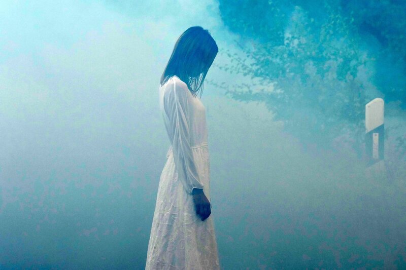 Paul entdeckt die geisterhaft wirkende Vanessa Engels (Lisa Bitter) im Nebel, die sofort verschwindet. – Bild: MG RTL D /​ Guido Engels