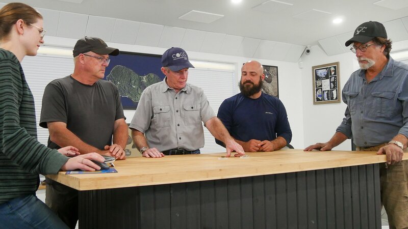 Laird Niven (2.v.l.), Craig Tester (m.), Jack Begley (2.v.r.), Rick Lagina (r.) – Bild: THE HISTORY CHANNEL /​ A+E Networks