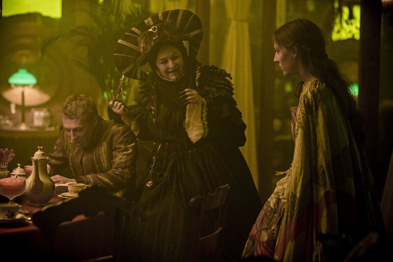 Die Hexe (Kirsten Lehfeldt) trifft Sara (Caroline Vedel). Links: der Prinz (Andreas Jessen). – Bild: BR/​DR/​Bo Tengberg