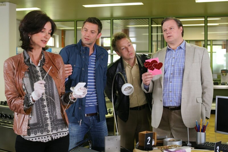 Am Tatort stellt Pathologin Dr. Eckstein (Petra Einhoff, l.) gegenüber den Kollegen (Igor Jeftic, 2.v.l.; Max Müller, 2.v.r.; Michael A. Grimm, r.) fest, dass das Opfer vergiftet wurde. – Bild: ZDF und Christian A Rieger