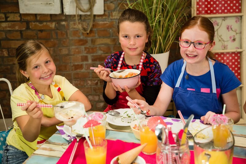 Die Kochkids Kyra, Victoria und Anika. – Bild: ORF 1