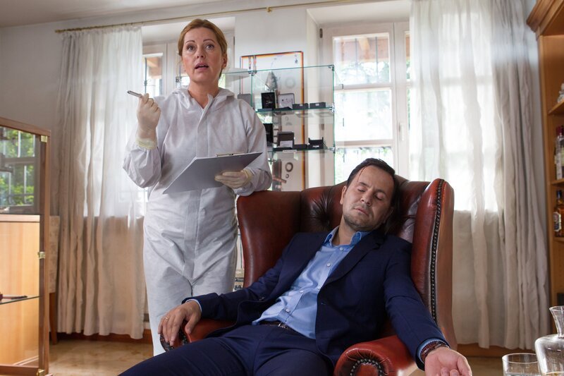 Für Dr. Anja Licht (Karin Thaler, l.) ist klar, dass der Inhaber der Wolfratshauser Zigarrenlounge, Franz Jäckl (Komparse, r.), mit einem Aschenbecher erschlagen wurde. – Bild: TMG /​ Chris Hirschhäuser