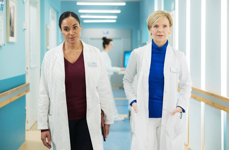 Dr. Kathrin Globisch (Andrea Kathrin Loewig, r.) kann nicht glauben, dass Dr. Lucia Böhm (Vanessa Rottenburg, l.) einer jungen, schwangeren Patientin vorgeschlagen hat, ihr Kind nach der Geburt zur Adoption freizugeben. – Bild: MDR/​Saxonia Media/​Rudolf Wernicke