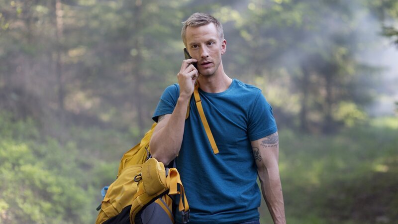 Ove Gardman (Filip Berg) hat als kleiner Junge den Mord auf der Insel Nordkoster gesehen. – Bild: ZDF und Niklas Maupoix