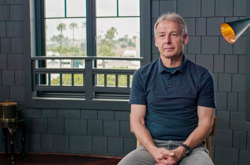 Jürgen Klinsmann, ehemaliger Fußballspieler der deutschen Nationalmannschaft, erzählt von Franz Beckenbauer. – Bild: BROADVIEW/​Roman Zenz