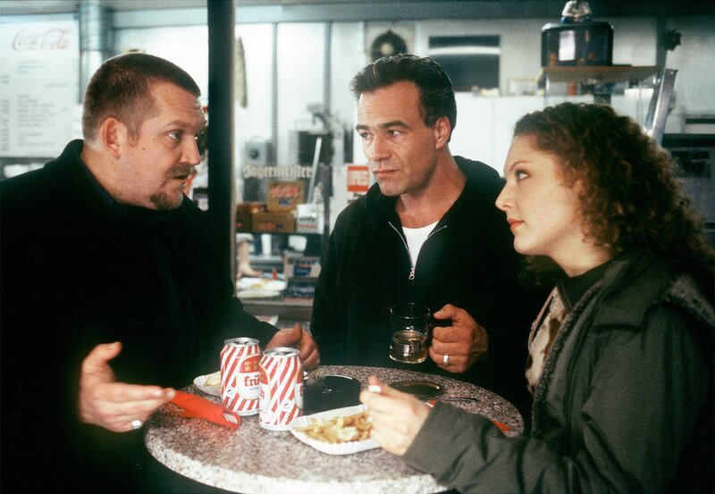 V.l. Die beiden Kölner Hauptkommissare Freddy Schenk (Dietmar Bär) und Max Ballauf (Klaus J. Behrendt) neben ihrer Mitarbeiterin Franziska (Tessa Mittelstaedt) besprechen ihr weiteres Vorgehen im aktuellen Fall mit Mord und Kindesmisshandlung. – Bild: WDR/​Michael Böhme