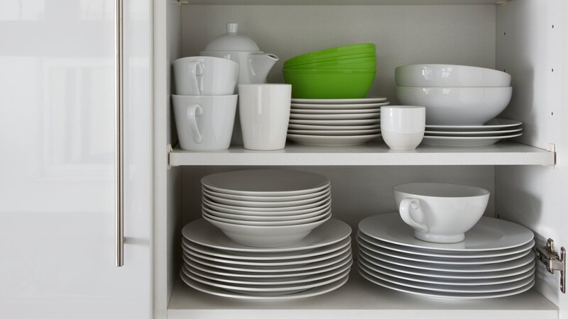 white crockery stacked in cupboard with green bowl – Bild: Martin Poole