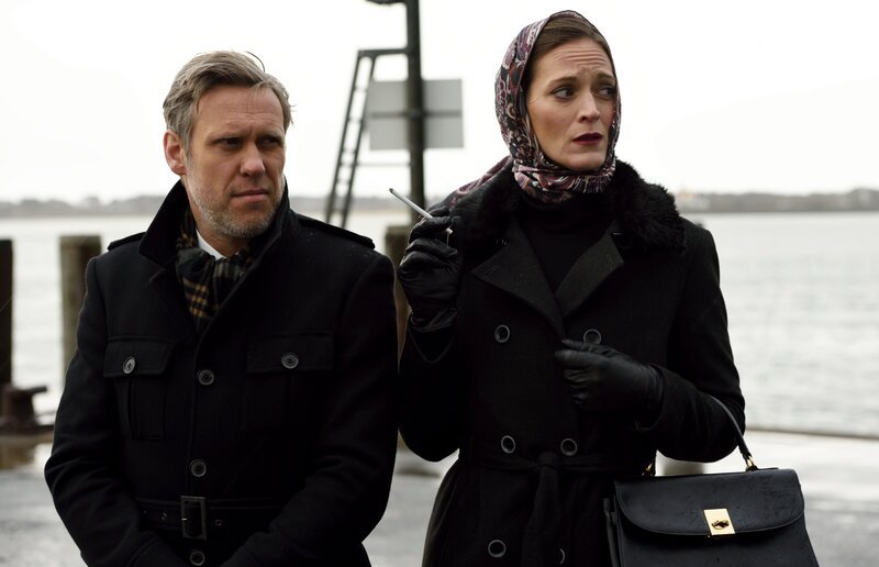 Am Fähranleger warten Sievers (Raiko Küster, l.) und Petra (Cornelia Dörr, r.) auf den Sarg mit Petras Vater. – Bild: ZDF/​Nicolas Maack