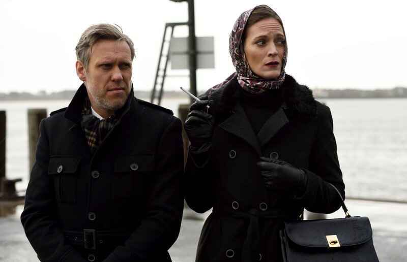 Am Fähranleger warten Sievers (Raiko Küster, l.) und Petra (Cornelia Dörr, r.) auf den Sarg mit Petras Vater. – Bild: ZDF/​Nicolas Maack