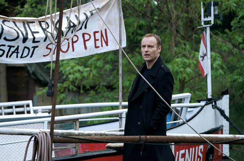 Robert Karow (Mark Waschke) sucht nach Moritz Keller. – Bild: rbb/​Stefan Erhard