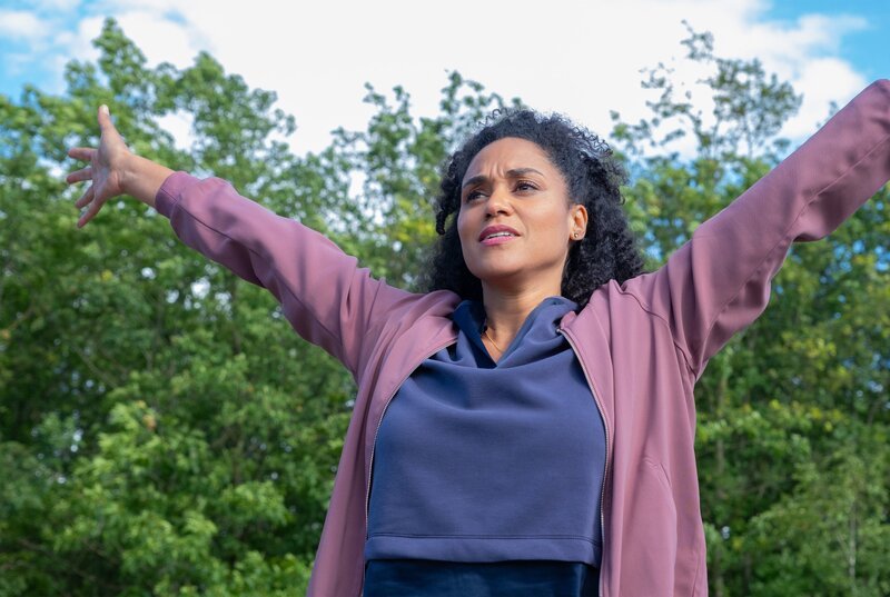 Dr. Lucia Böhm (Vanessa Rottenburg) signalisiert dem Rettungswagen, wo der Unfall passiert ist. – Bild: MDR/​Saxonia Media/​Sebastian Kiss