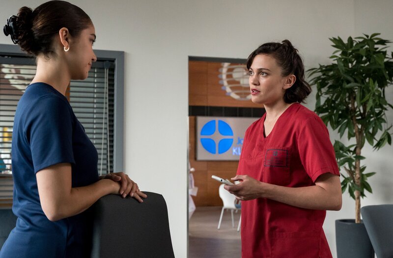 Rebecca (Milena Straube, r.) warnt die PJlerin Sofia (Olivia Papoli-Barawati, l.). – Bild: ARD/​Jens-Ulrich Koch