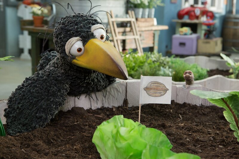 Rabe Rudi (Lennart Morgenstern) und Wurm Lotti (Heide Evers) suchen verzweifelt die verlorene Nuss. Ist sie etwa in Ottos Beet vergraben? – Bild: ZDF/​Zia Ziarno