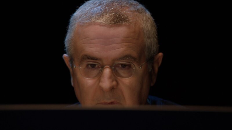 George Lasry ist Informatiker und hat ein Programm entwickelt, das ihn bei der Entschlüsselung geheimer Symbole immerhin unterstützt. Auf diese Weise kam zumindest heraus, in welcher Sprache die geheimen Briefe verfasst waren. – Bild: ZDF und Gedeon